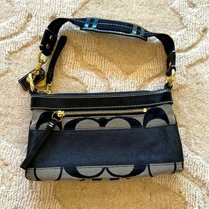 Vintage Coach Purse. Beautiful classic style purse w/ detachable shoulder strap